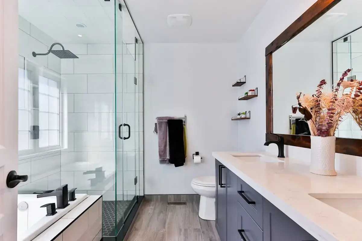Walk-in shower with glass panels